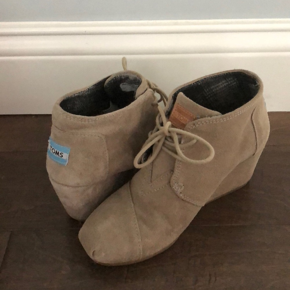 TOMS Desert Wedge Taupe Size 6W.